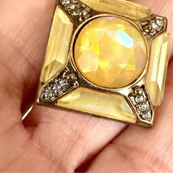 Yellow rhinestone square post earrings - Picture 10 of 11